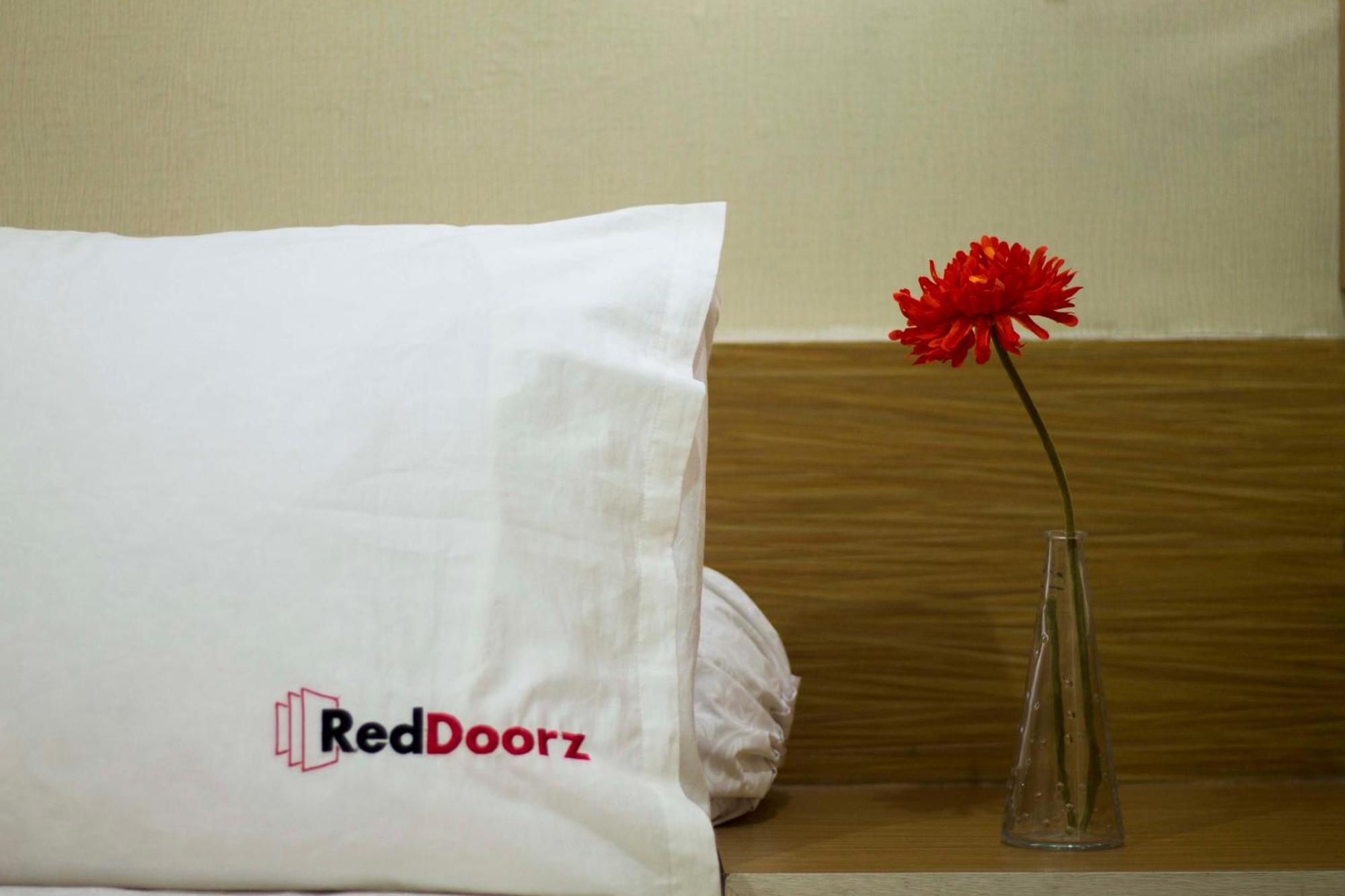 Reddoorz Near Balai Kota Surabaya Hotel Exterior photo